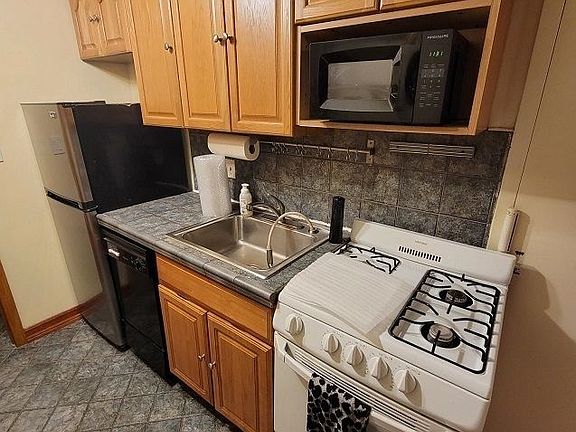 3rd image of 339 W 71st St APT 1