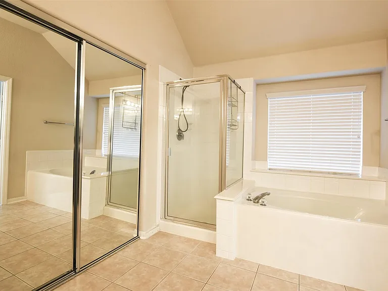 22 Hobbit Glen Dr — Photo 13