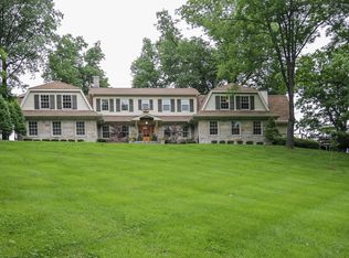 27 Stonebridge Rd, Indian Hills, KY 40207