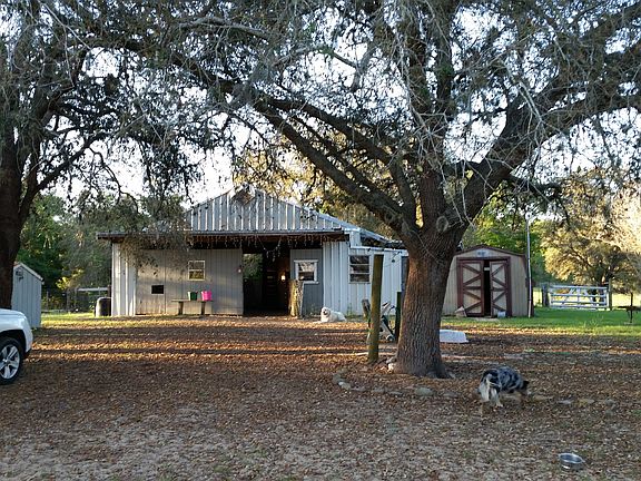 2 stall barn with tackroom
