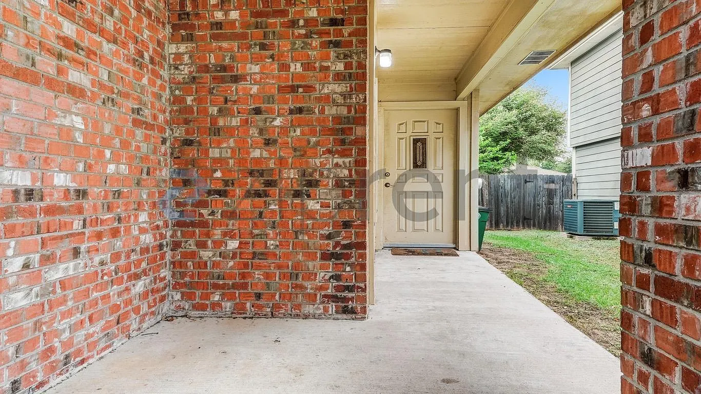 3 bed, 1203 sqft, $2,050 — Photo 3