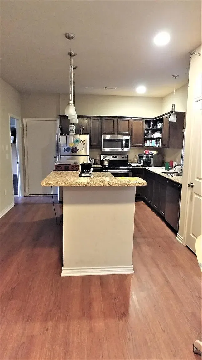 5 bed, 2151 sqft, $3,495 — Photo 3