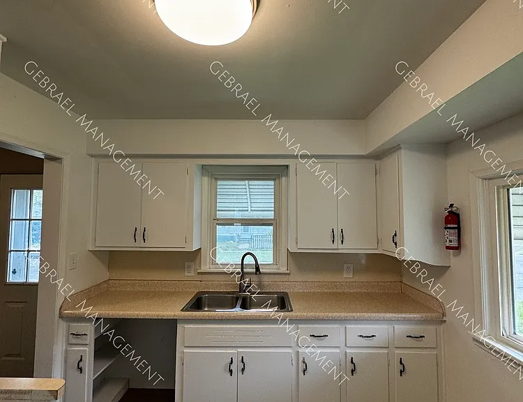 1221 Barney Ave — Photo 2