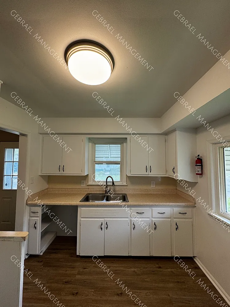 Building Photo - 1221 Barney Ave