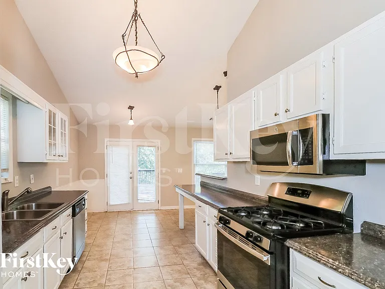 824 Riverstone Ln — Photo 6