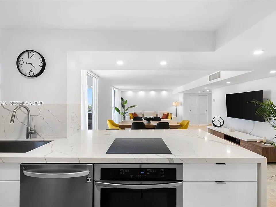 2401 Collins Ave #1508
