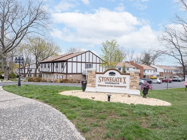 208 Parkside Dr, Suffern, NY 10901