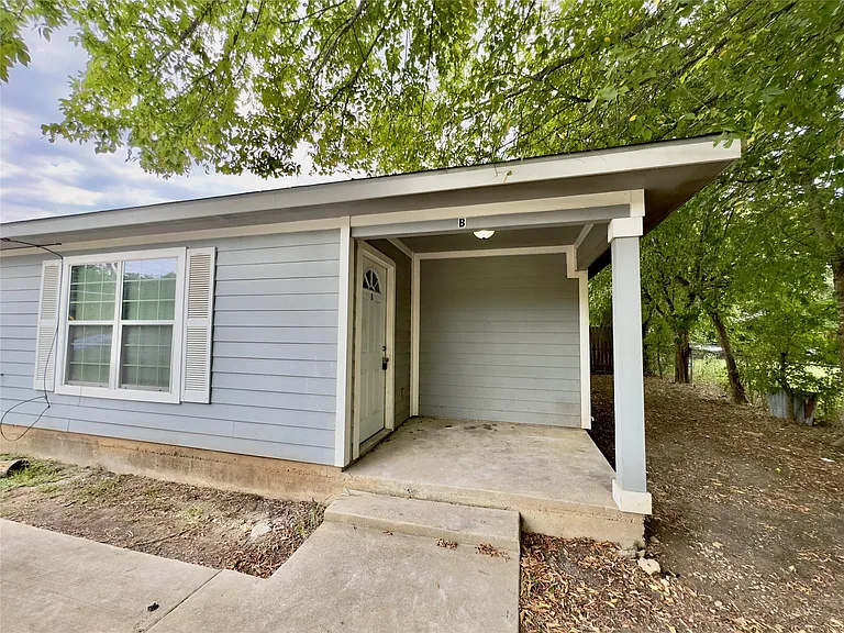 709 San Saba St #A — Photo 2