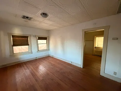 213 Oak St - 1 — Photo 2