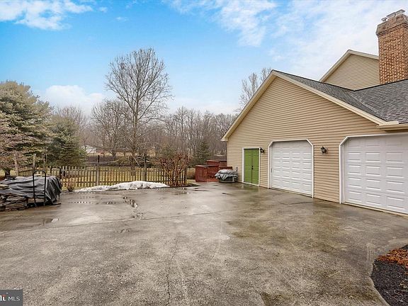 4th image of 1854 W Lisburn Rd