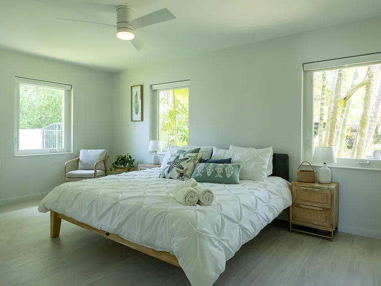 Master bedroom #1 with king size THUMA bed. Workspace zone (desk, chair). White bedding.