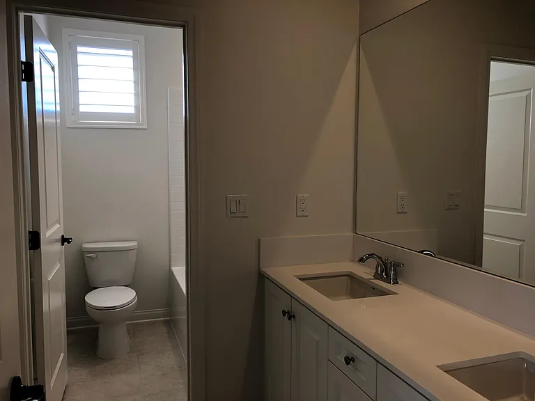 secondary bathroom upstairs - with tub
