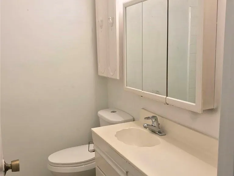 2300 Oak St — Photo 5
