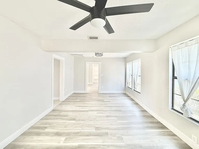 2425 Auburn St S — Photo 13