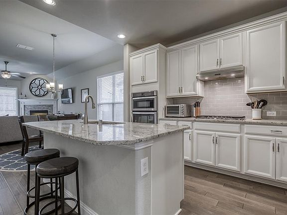 3rd image of 909 Sundrop Dr