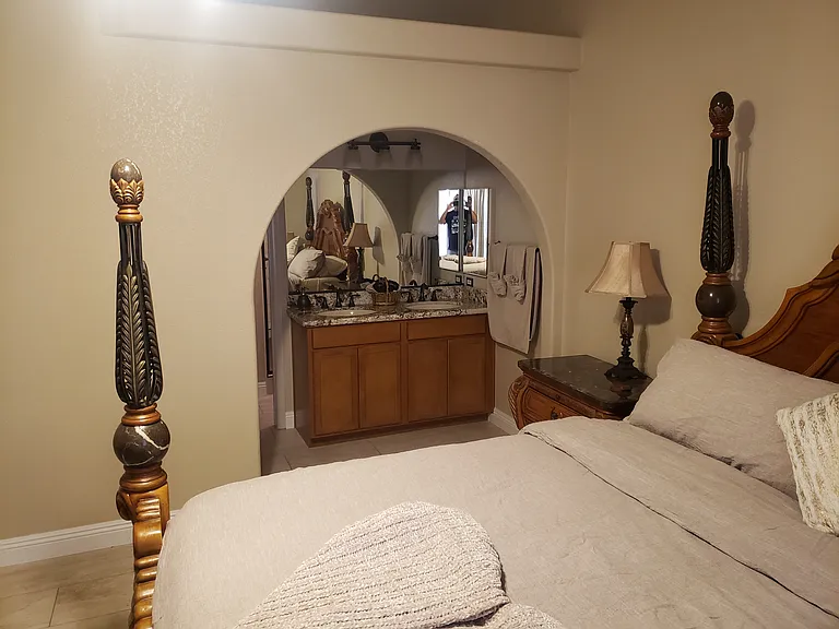 Large primary bedroom.
