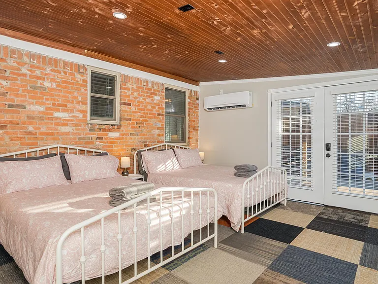 7809 Claremont Dr — Photo 24