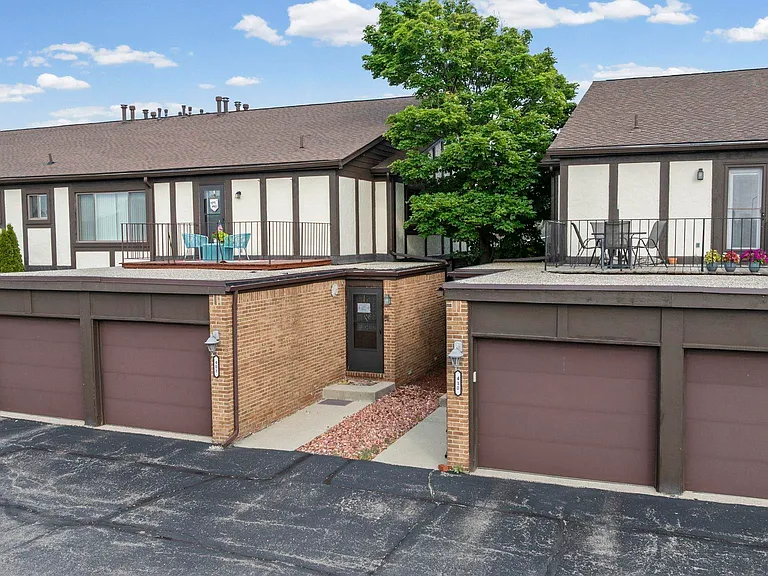 408 Country Club Dr — Photo 1