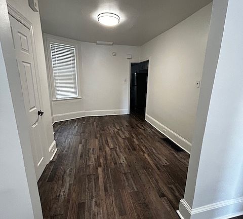 4th image of 216 E 14th St