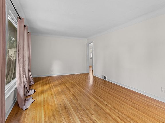 4th image of 1081 Hubbard Ave