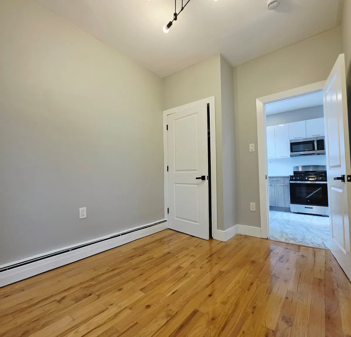 3 bed, 1000 sqft, $2,650 — Photo 2