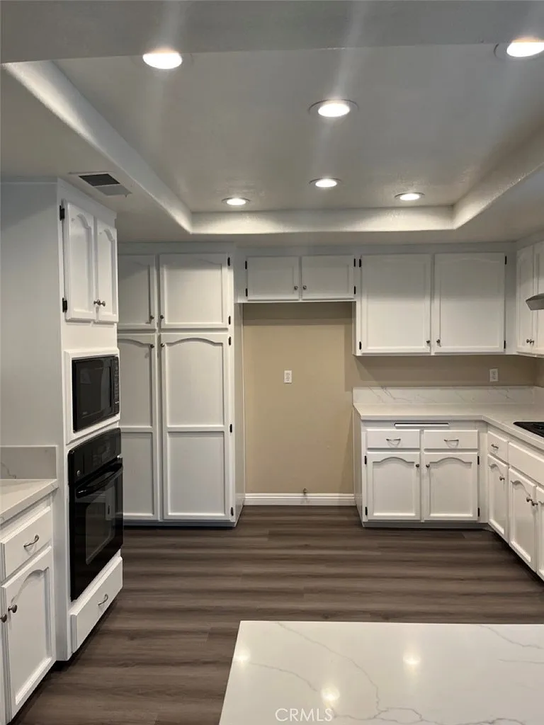 4 bed, 2.5 bath, 2379 sqft, $5,200 — Photo 4