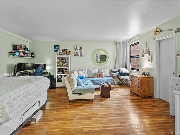 2nd image of 142 Garth Road #4Q