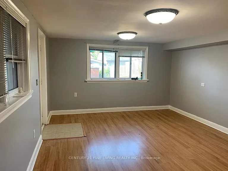 402 McRoberts Ave — Photo 3