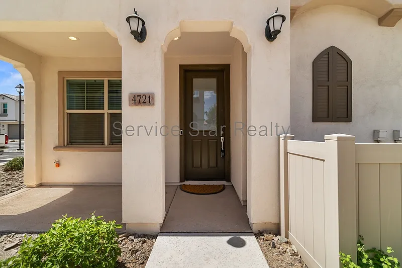 3 bed, 2.0 bath, 1310 sqft, $1,999 — Photo 2