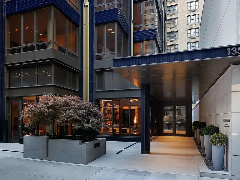 135 E 47th St #3D — Photo 14