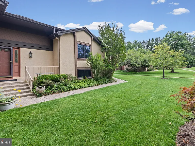 130 Sayre Dr — Photo 1