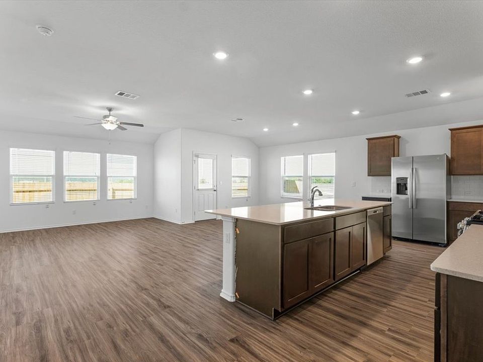 1st image of 425 Escondido Cir #425