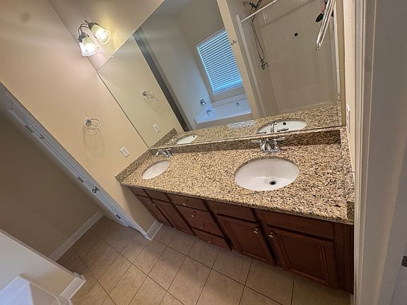 DOUBLE SINK IN MASTER BATHROOM