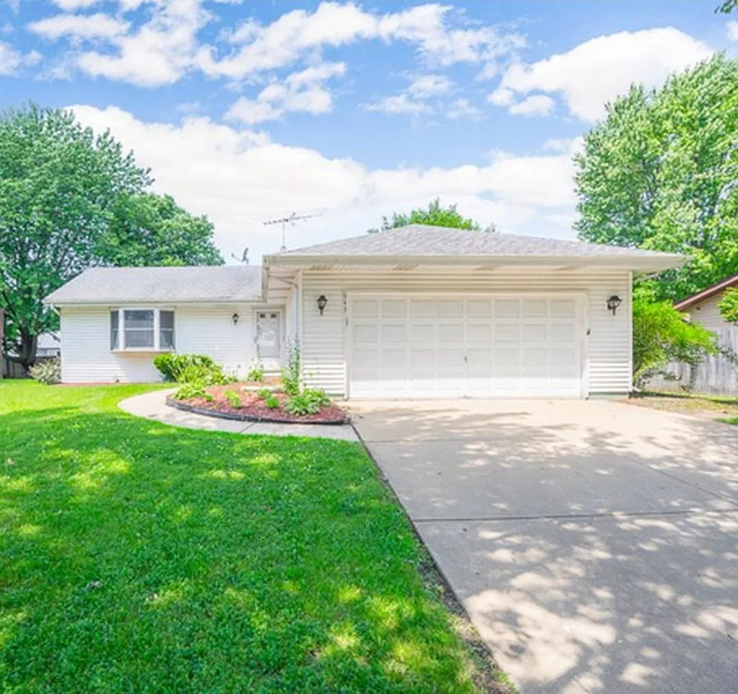 943 Leawood Dr photo 1