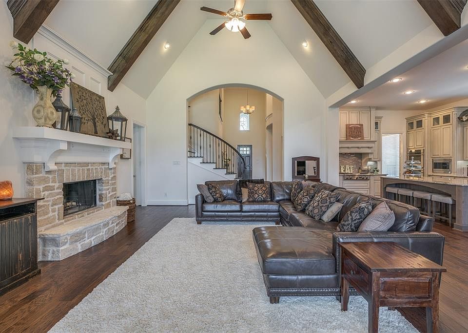 Welcome to 115 S Chaparral Bend Drive.A beautiful open concept floor plan with the Master bedroom down and a wooden spiral staircase that leads you to the second floor. Off of the main living space is a beautiful gourmet kitchen that is a chef's drea