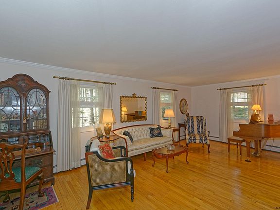 5th image of 11 Wood Dale Dr