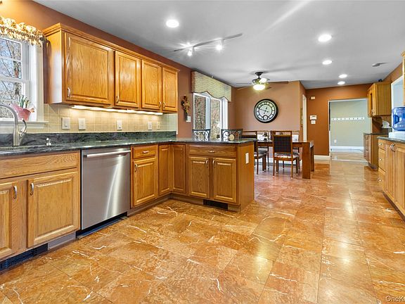 4th image of 31 Farm Lake Ct