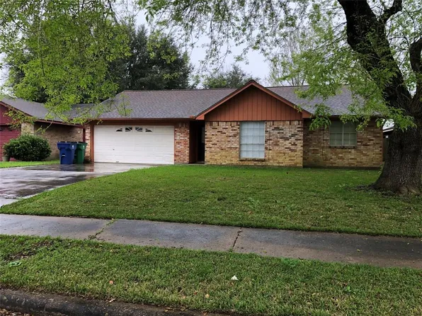 904 Molina Dr, Angleton, TX 77515