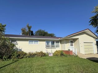 1014 Division St, Cresco, IA 52136