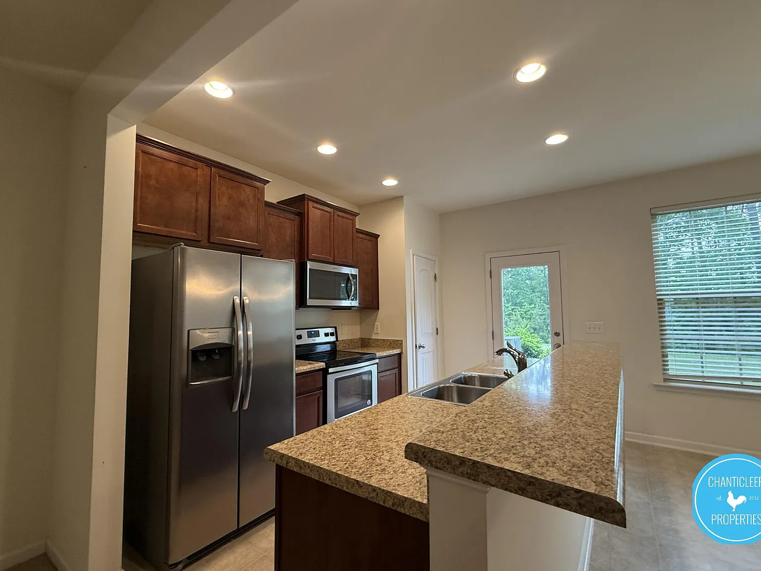 3 bed, 2.5 bath, 1600 sqft, $1,595 — Photo 2