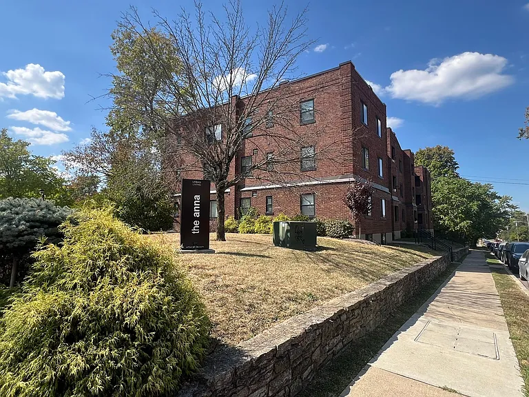 2621-2623 Woodburn Ave. — Photo 2