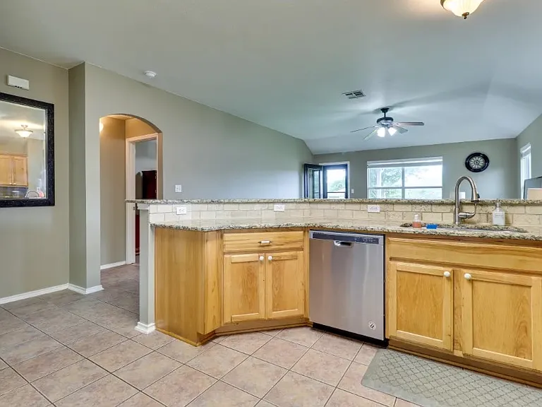 Kitchen and breakfast area