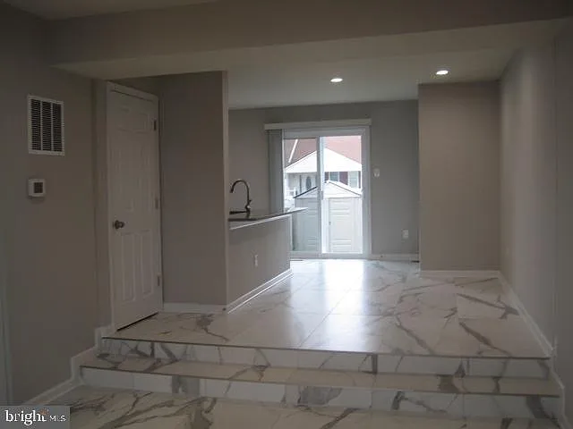 110 Villa Capri Cir — Photo 14
