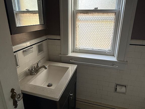 3rd image of 856 Amherst St #15