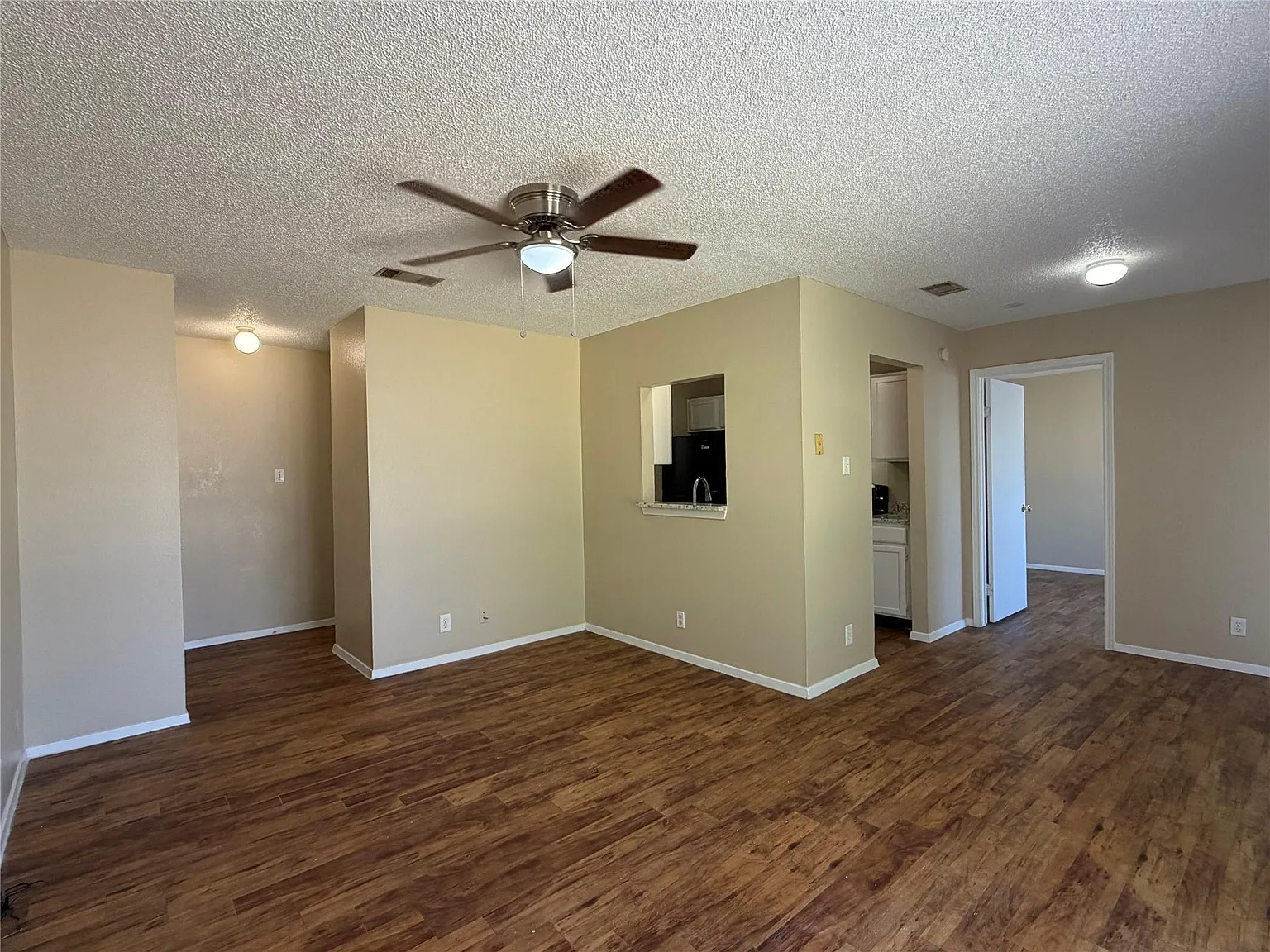 3 bed, 2.0 bath, 965 sqft, $1,595 — Photo 4