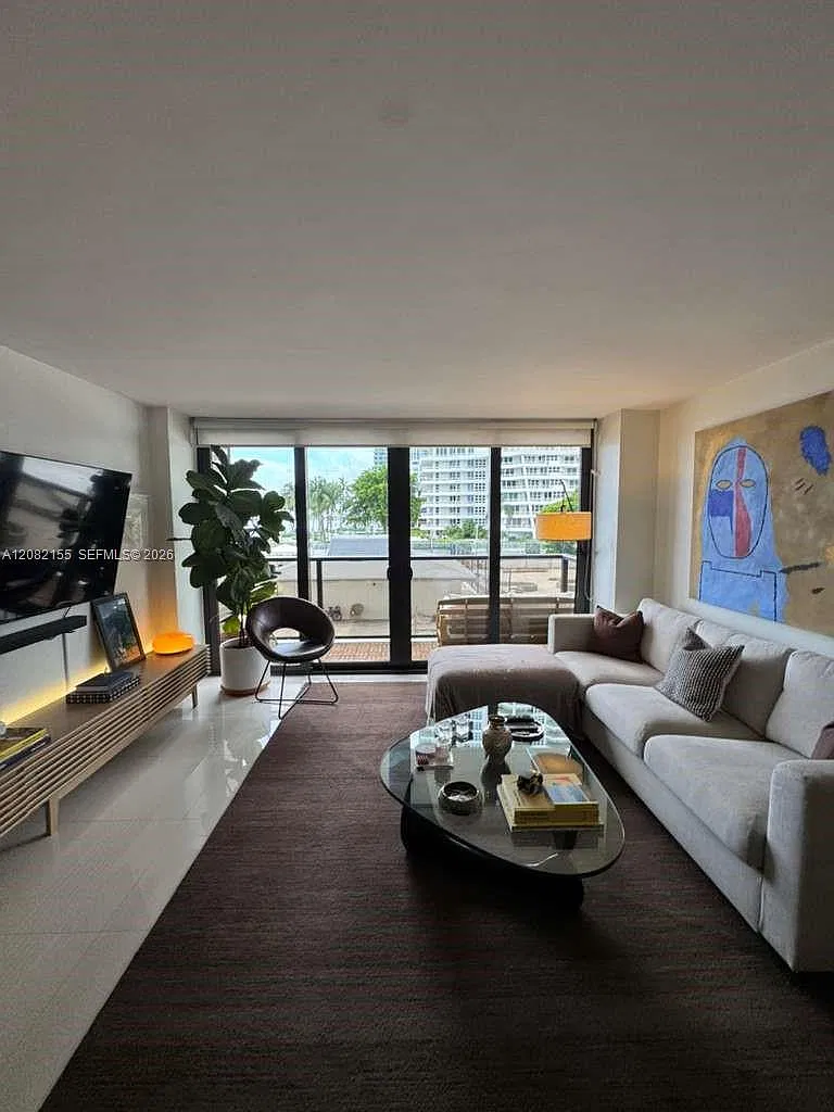 Charter Club Condo — Photo 1
