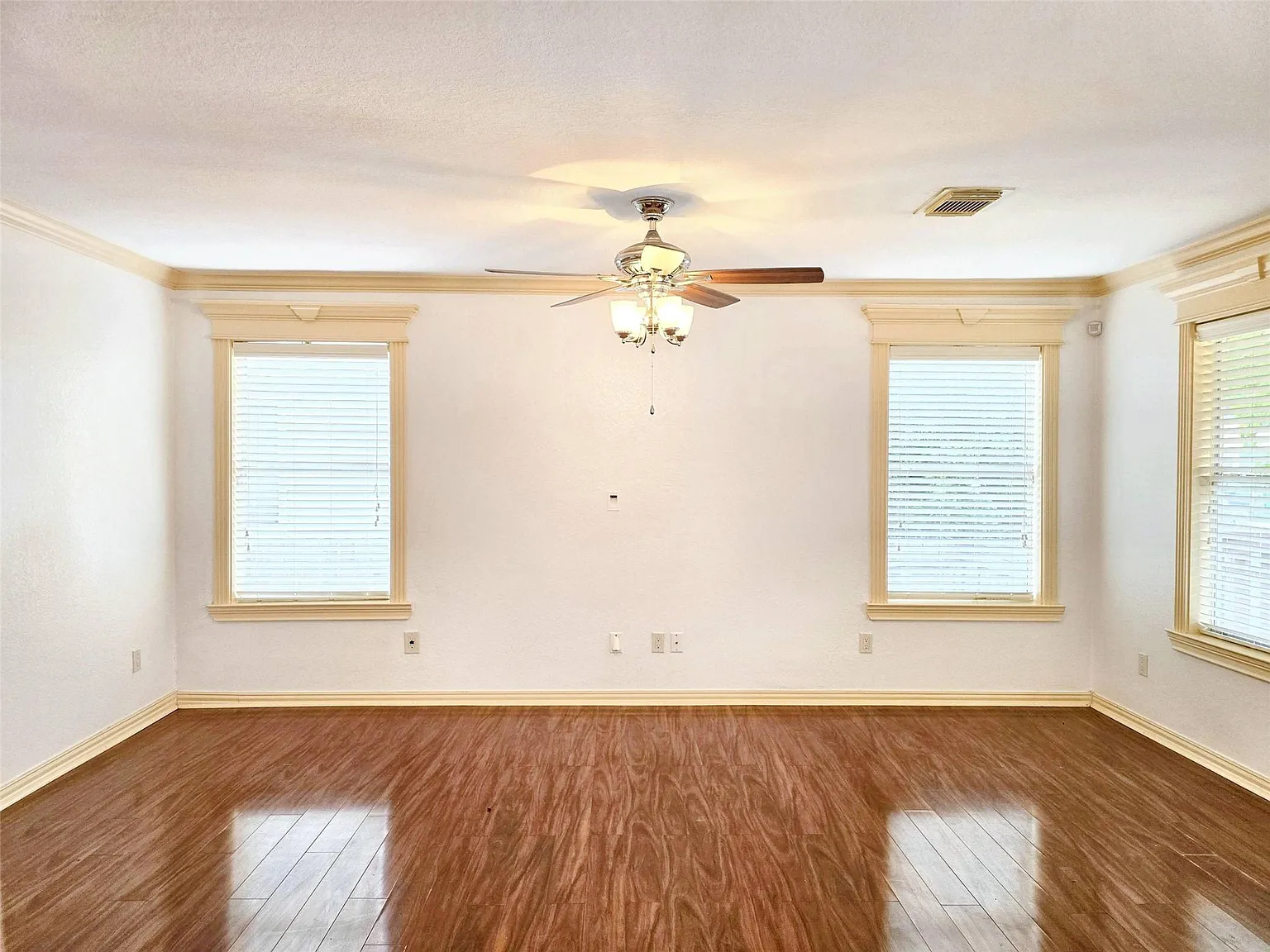 3 bed, 2.0 bath, 1128 sqft, $1,795 — Photo 3