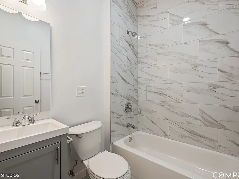 2335 W Superior St #3F — Photo 9