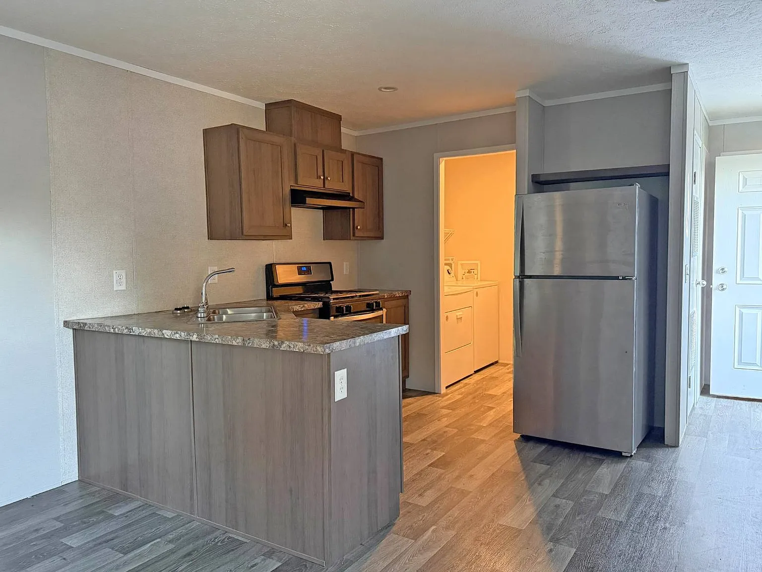 3 bed, 2.0 bath, 860 sqft, $995 — Photo 1