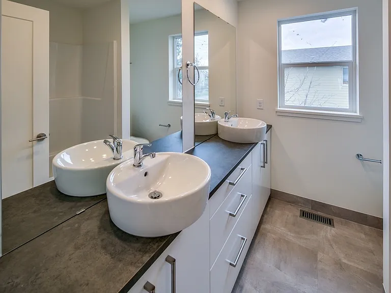 1112 E Illinois St — Photo 8